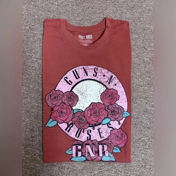 Guns & Roses  Graphic Tshirt - Picture 3 of 4